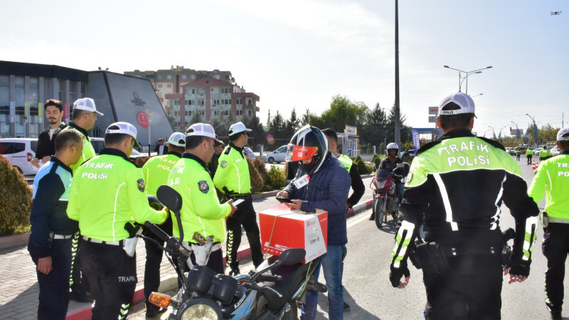 Malatya'da Polis Motosiklet Sürücülerine Ücretsiz Kask Dağıttı