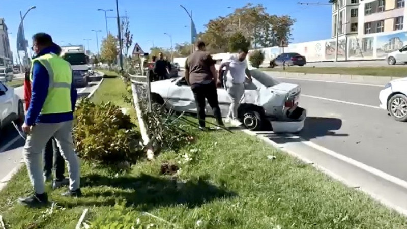 Malatya'da Tırın Sıkıştırdığı Otomobildeki 2 Kişi Yaralandı