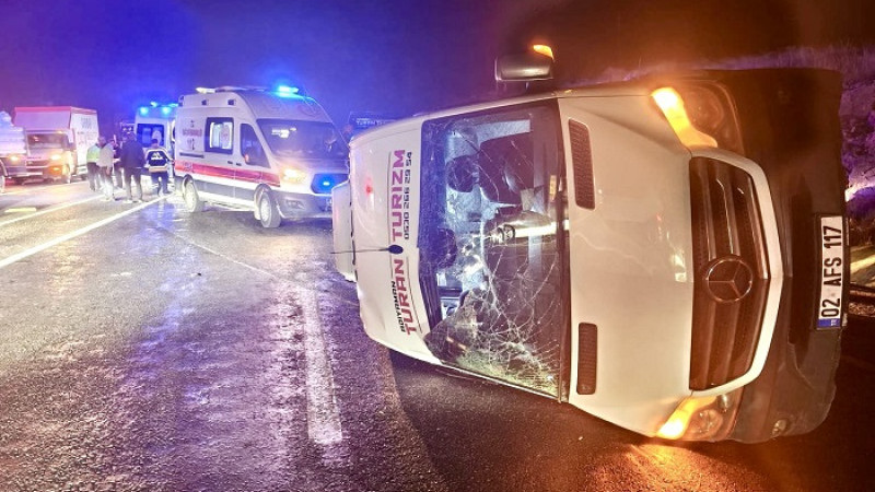 Malatya-Gölbaşı Karayolunda Minibüs Devrildi: 1’i Ağır 14 Yaralı