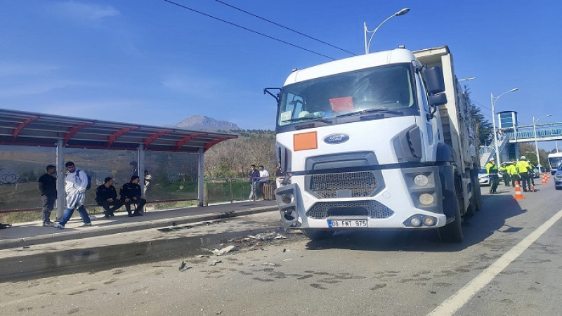 Malatya-Elazığ Karayolunda Kamyon Otobüse Çarptı: 20 Yaralı