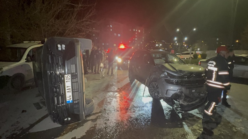 Kavşakta Can Pazarı: Kafa Kafaya Çarpışan Araçlardan Biri Devrildi