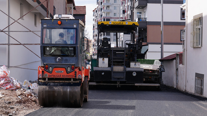 Battalgazi Mahallesi’nde Asfaltlama Çalışmaları Sürüyor