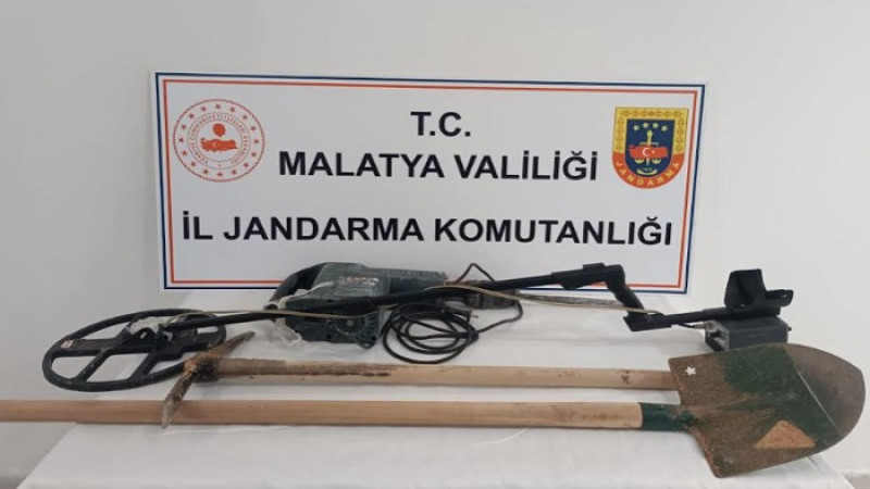 Jandarma 3 İlçede Definecilere ve Kaçak Tütün Satanlara Operasyon Düzenledi