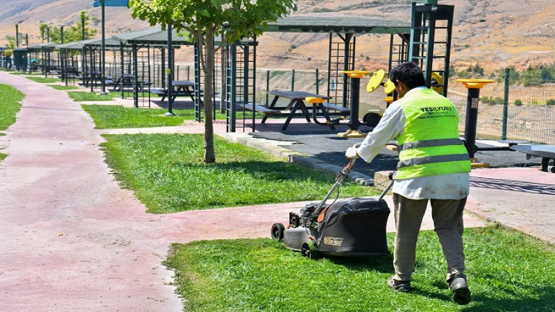 Yeşilyurt’ta Parklar Yenileniyor, Sosyal Alanlar Hayat Buluyor