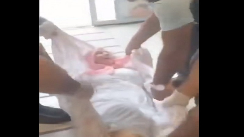 Pütürge'de Ambulans Verilmeyince Eşini Battaniyeye Sarıp Taşıdı