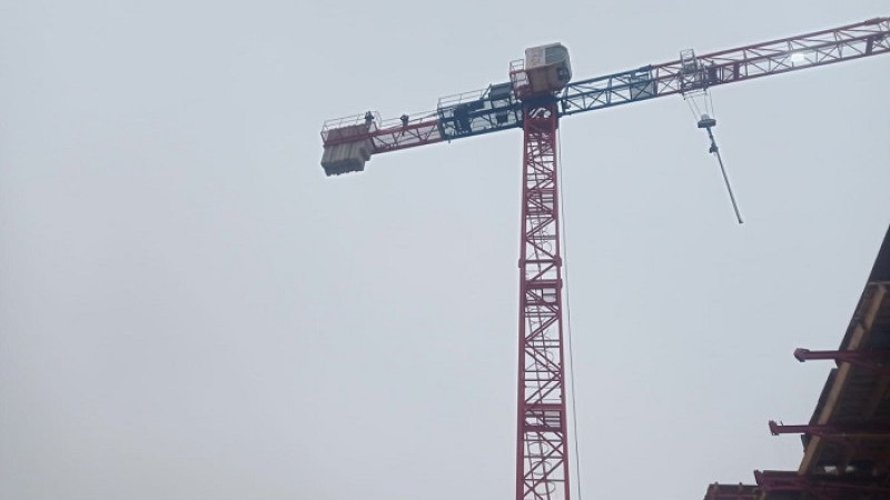 Yakınca'da Maaşlarını Alamayan İşçiler İsyan Edip Kule Vinçe Çıktı