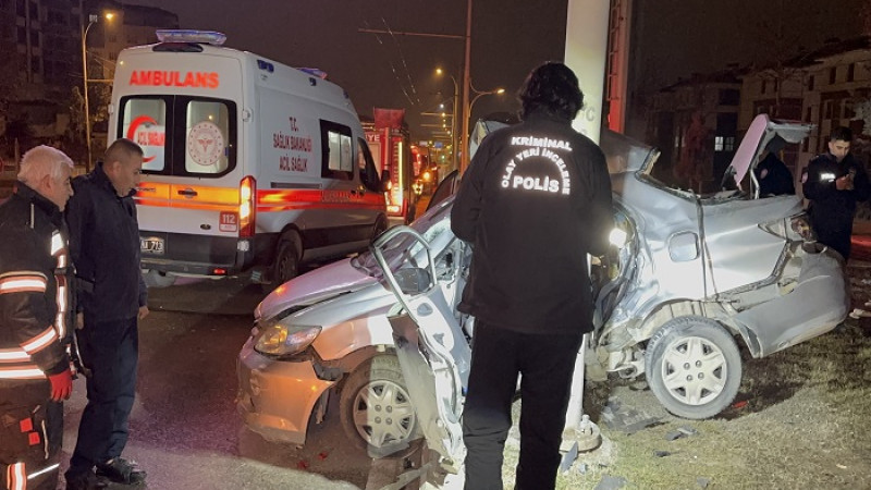 Gece Yarısı Feci Kaza; Trambüs Direğine Çarpan Otomobilde 1 Kişi Öldü