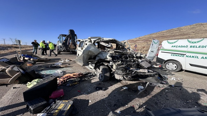 Malatya'da Minibüs, TIR'a Arkadan Çarptı: 3 Kişi Yaşamını Yitirdi