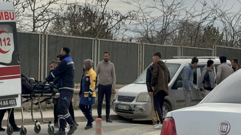 Yeşiltepe'de Direksiyon Başında Rahatsızlanan Sürücü Kaldırıma Çarptı