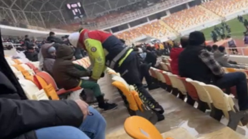 Polis Memuru Üşüyen Çocuğa Kendi Çorabını Giydirmesi Yürekleri Isıttı