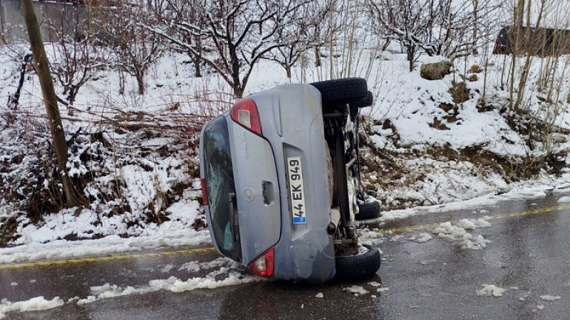 Doğanşehir'de Kar Ve Buzlanma Kazaya Neden Oldu: Otomobil Devrildi