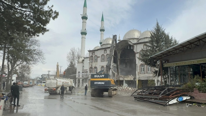Malatya’da 43 Yıllık Sanayi Camii Kontrollü Şekilde Yıkıldı