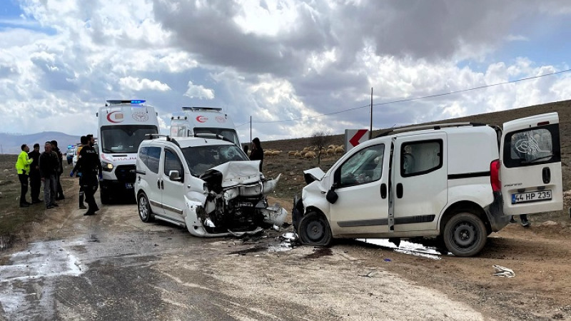 Ayvalı-Darende Yolunda Trafik Kazasında 4 Kişi Yaralandı