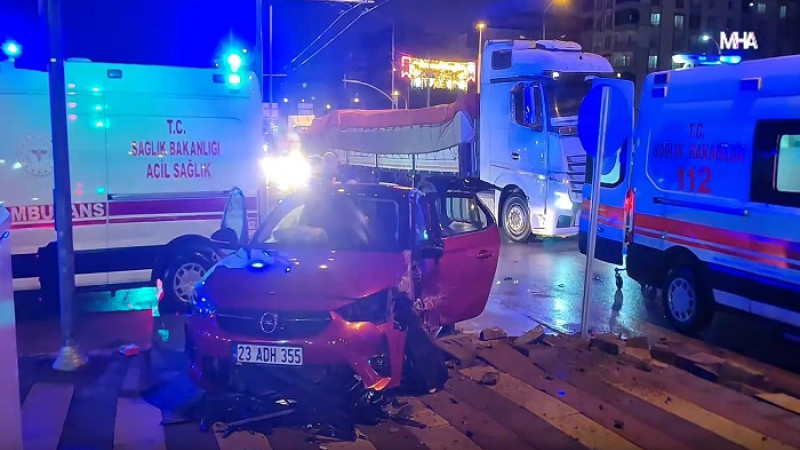 Çöşnük Kavşağında İki Otomobil Çarpıştı: 5 Yaralı