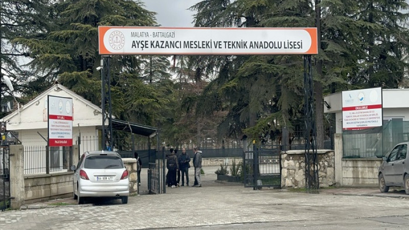 Malatya’da Okul Önünde Bıçaklı Kavga: 1 Öğrenci Yaralandı