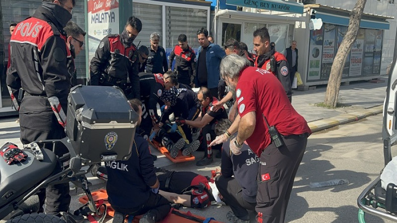 Battalgazi Belediyesi  Önünde Yunus Timi Kaza Yaptı: 2 Polis Yaralandı