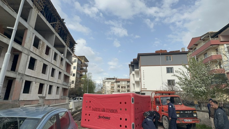 Malatya’da Parasını Alamayan İnşaat İşçileri Çatıya Çıkarak İsyan Etti