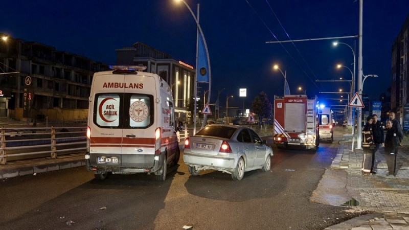 Eski Köy Garajı Yakınında 2 Araç Çarpıştı; 2 Kişi Yaralandı