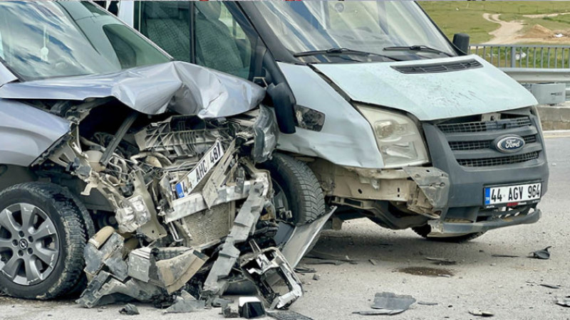 Yaka Mahallesi  Kuzey Çevreyolu'nda İki Araç Çarpıştı: 8 Yaralı