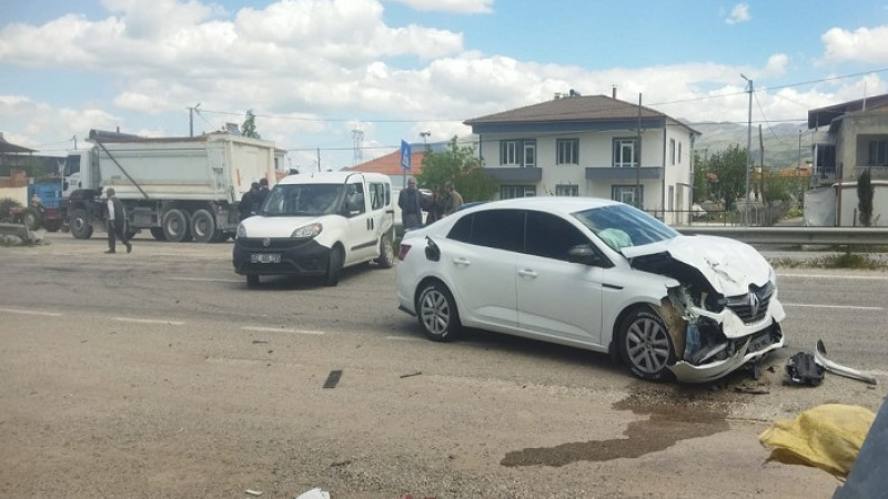 Doğanşehir’de 2 Araç Çarpıştı 2 Kişi Yaralandı
