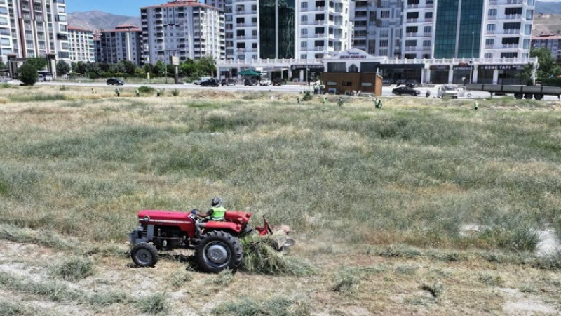Yeşilyurt 'ta Yangın Riskine Karşı Ot Biçme Çalışmalarını Hızlandırdı