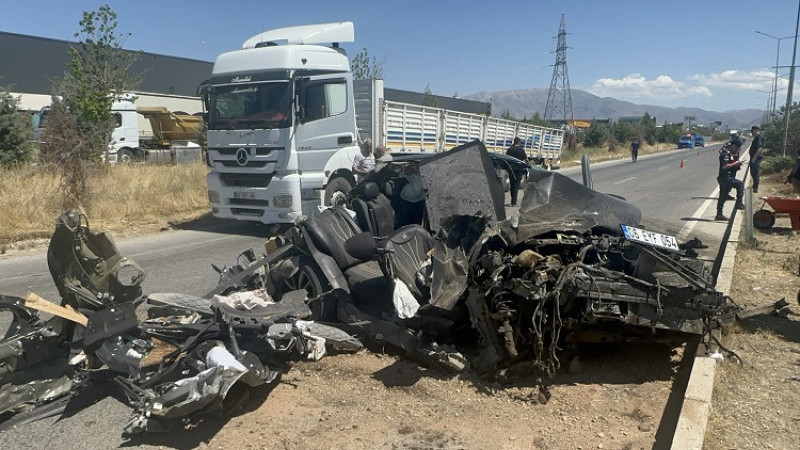 Tıra Arkadan Çarpan Otomobil Hurdaya Döndü: Sürücü Ağır Yaralandı