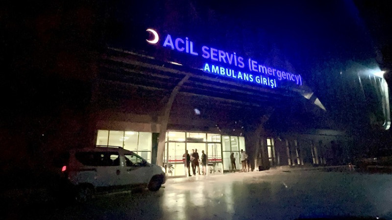  Beydağı Gümüş Sokak'ta  Silahlı Kavga: 2 Yaralı, 3 Gözaltı