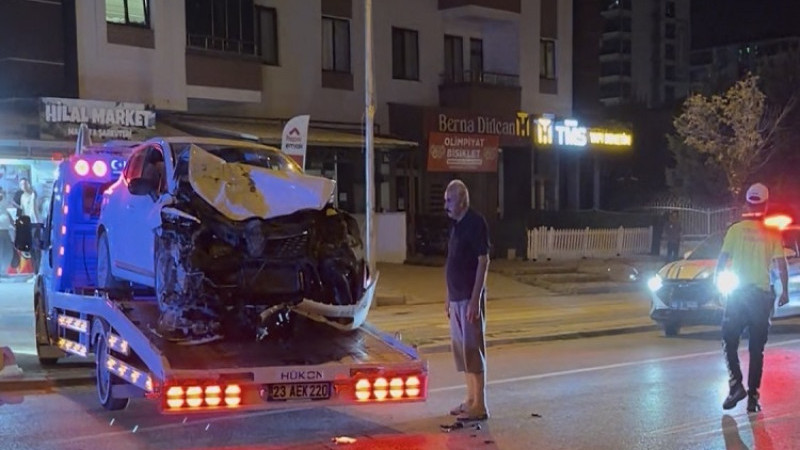 Yeşilyurt Çilesiz Mahallesi'nde Pikap ile Otomobil Çarpıştı: 3 Yaralı