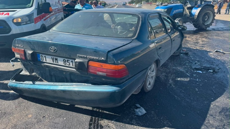 Doğanşehir Savaklı'da Otomobil Traktöre Çarptı: 3 Kişi Yaralandı