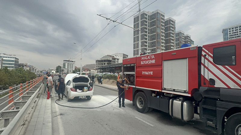 Malatya’da Seyir Halindeki Otomobilde Yangın Çıktı